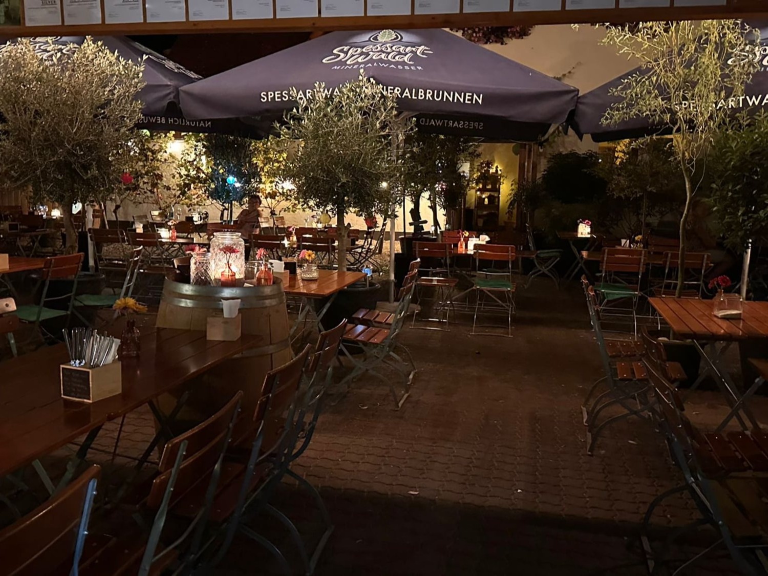 Ein Bild vom Biergarten Nachts